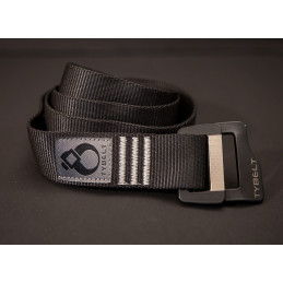 Tybelt Premium noire : détail de la boucle noire gravée Tybelt et de l'étiquette tissée