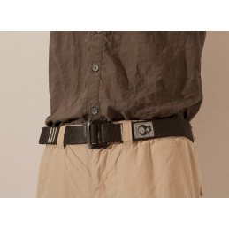 Tybelt Premium noire portée à la taille avec un pantalon de randonnée