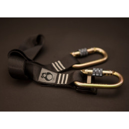 Tybelt Premium noire utilisée en longe : un mousqueton à chaque extrémité de la sangle